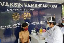 Elementary school student having her data recorded for vaccination. (Antarafoto)