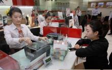 Customers during foreign exchange transaction at the HDBank’s head office in HCM City​ (Source: VNA)