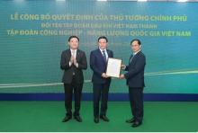 Authorised by the Prime Minister, Deputy Prime Minister Bui Thanh Son (right) hands over the decision to rename the Vietnam Oil and Gas Group on April 9. (Photo: VNA)