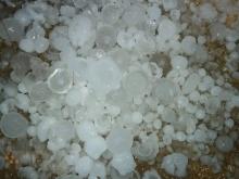 The hail in Nam Chay commune of Muong Khuong district, Lao Cai province, blanketed the ground with hailstones 1 – 1.5cm in diameter (Photo: VNA)