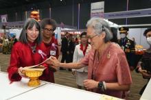 Ho Thi Thu Trang (left), spouse of the Vietnamese Ambassador to Thailand, invites Thai Princess Maha Chakri Sirindhorn to a lottery ticket of the bazaar. (Photo: VNA)