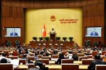 Chief Justice of the Supreme People’s Court Nguyen Van Quang presents the draft law. (Photo: VNA)