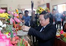 Vietnamese Ambassador to Laos Nguyen Ba Hung at the incense offering to late President Ho Chi Minh (Source: VNA)