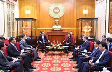 At the meeting between Bui Thi Minh Hoai, President of the Vietnam Fatherland Front (VFF) Central Committee, and Chinese Ambassador to Vietnam He Wei on December 4. (Photo: VNA)