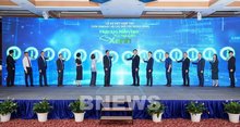 VinFast signs a cooperation agreement with 12 financial institutions to help Hanoi residents transition from petrol-powered vehicles to electric ones (Photo: VNA)