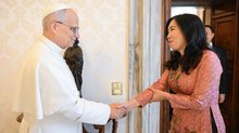 Deputy Minister of Foreign Affairs Le Thi Thu Hang meets with His Holiness Pope Leo XIV. (Photo: Ministry of Foreign Affairs)