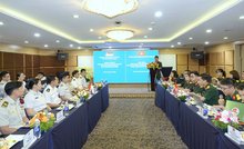 Vietnamese and Singaporean young military officers gather in Hanoi to exchange knowledge, share professional experiences, and discuss military training and operations. (Photo: tienphong.vn)
