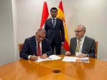 Minister of Transport Razzaq Muhaibis Al-Saadawi (center) sponsors the signing of a MoU with the Spanish side in Madrid