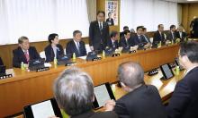 Prime Minister Fumio Kishida (C), who doubles as leader of the ruling Liberal Democratic Party, gives remarks at a special meeting of senior party lawmakers at the party headquarters in Tokyo on Jan. 25, 2024. (Kyodo)