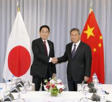 Japanese Prime Minister Fumio Kishida (L) and Chinese Premier Li Qiang shake hands ahead of their talks in Seoul on May 26, 2024. (Kyodo)