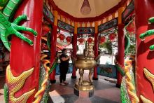 A worshipper prays in Amurva Bhumi monastery on Monday, January 31 2022 ahead of Chinese New Year. (ANTARA/Sihol Hasugian/am)