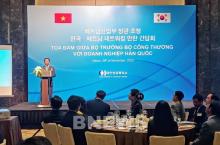Minister of Industry and Trade Tran Tuan Anh delivers a speech at a workshop between his ministry and Korean enterprises in Hanoi on November 26. (Photo: VNA)