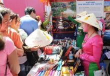 Visitors show interest in Vietnamese handicrafts at the 10th International Friendly Cultures Fair in Mexico City (Photo: VNA)