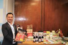 Vietnamese firms introduce their products on the sidelines of the forum. (Photo: VNA)