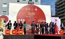 Delegates cut the ribbon to inaugurate the Tet festival in Japan. (Photo: VNA)