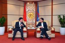 General Director of PetrolVietnam Nguyen Vu Truong Son (R) works with a JBIC representative on financial arrangements for the project (Source: VNA)