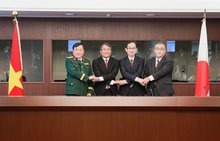 Vietnamese and Japanese officials before the consultation. (Photo: VNA)