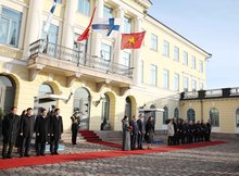 Finnish President Alexander Stubb and his spouse host a welcome ceremony for Vietnamese Party General Secretary To Lam and his spouse on October 21, 2025. (Photo: VNA)