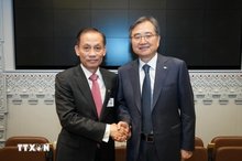 Vietnamese Acting Minister of Foreign Affairs Le Hoai Trung (L) and Korean Minister of Foreign Affairs Cho Hyun (Photo: VNA)
