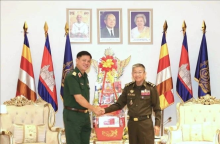Lieutenant General Nguyen Truong Thang (left), Commander of Military Region 7, extends Choul Chnam Thmey greetings to Cambodia’s Ministry of National Defence. (Photo: VNA)