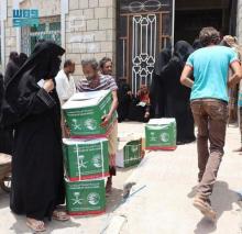 KSrelief Continues Distributing Ramadan Food Baskets in Aden