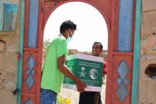 KSrelief Distributes 958 Food Baskets in Socotra