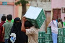 KSrelief Distributes More Than 37 Tons of Food Baskets in Aden, Yemen
