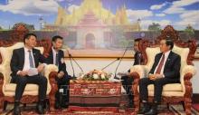 Vietnamese Minister of Industry and Trade Nguyen Hong Dien (left) and his Lao counterpart Khampheng Xaysompheng meet in Vientiane on August 9. (Photo: VNA)