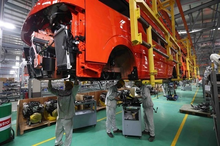 An auto assembly line at Kim Long Motor Hue in the Chân May - Lang Co Economic Zone in the central city of Hue. (Photo: VNA)