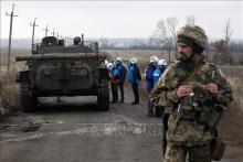 Observers of the Organization for Security and Cooperation in Europe (OSCE) oversee the withdrawal of Ukrainian forces near Bogdanivka village in the Donetsk region. (Photo: AFP/VNA)