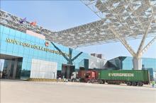 Exporting goods through Mong Cai border gate, Quang Ninh province (Photo: VNA)