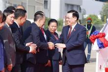 Chairman of the National Assembly Vuong Dinh Hue arrived in Vientiane on December 4. (Photo: VNA)