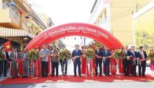 National Assembly Chairman Vuong Dinh Hue and other delegates cut the ribbon to launch the Vietnam Town in Udon Thani province, northeastern Thailand, on December 9 (Photo: VNA)