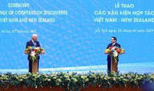 Prime Minister Pham Minh Chinh (Right) and New Zealand Prime Minister Christopher Luxon announce the upgrade of Vietnam-New Zealand relations to a Comprehensive Strategic Partnership in Hanoi on February 26, 2025. (Photo: VNA)