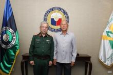 Vietnamese Deputy Minister of National Defence Sen. Lieut. Gen. Nguyen Chi Vinh (L) and  Philippine Secretary of National Defense Delfin N. Lorenzana (Photo: VNA)