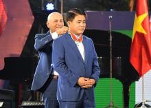 Italian Ambassador to Vietnam Antonio Alessandro  presents his country’s Order of Merit to Chairman of the Hanoi People’s Committee Nguyen Duc Chung. (Photo: nhandan)