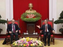 Chairman of the Communist Party of Vietnam Central Committee’s Commission for Economic Affairs Nguyen Van Binh (R) and division chief in the IMF’s Asia and Pacific Department Alex Mourmouras (Photo: VNA)