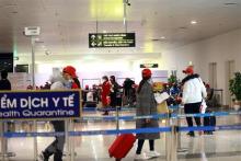 Passengers wait to handle entry procedures at Noi Bai International Airport in Hanoi. (Photo: VNA)
