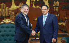 PM Pham Minh Chinh (R) and Chairman and General Director of AstraZeneca Vietnam Nitin Kapoor (Photo: VNA)