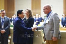 Prime Minister Pham Minh Chinh (L) receives representatives of 21 leading US universities, who are participating in the International Academic Partnership Programme (IAPP) in Vietnam. (Photo: VNA)