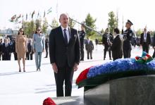 President Ilham Aliyev, First Lady Mehriban Aliyeva, and their daughter Leyla Aliyeva visited Independence Monument in Tashkent
