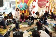 Vietnamese people in the UK participate in a contest of making banh chung (square sticky rice cake) - a traditional Tet food - as part of their Tet celebration. (Photo: VNA)