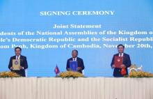 (From right) Vietnamese NA Chairman Vuong Dinh Hue , President of the Cambodian NA Samdech Heng Samrin and Lao NA Chairman Saysomphone Phomvihane at the signing ceremony of a joint statement on the establishment of the biennial CLV Parliamentary Summit  (Photo: VNA)