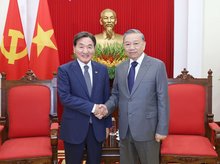 Party General Secretary To Lam (R) and special envoy of the RoK President Park Chang Dal at the meeting in Hanoi on July 29. (Photo: VNA)