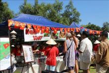 Visitors at a pavillion introducing pho (noodle soup served with beef or chicken) and other Vietnamese cuisine in South Africa (Photo: VNA)