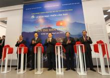 At the opening ceremony of the exhibition (Photo: VNA)
