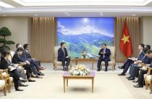 PM Pham Minh Chinh (R) and Chief Operating Officer of Nike, Inc., Andy Campion at the meeting in Hanoi on December 1 (Photo: VNA)