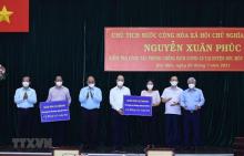President Nguyen Xuan Phuc presents Hoc Mon and Cu Chi districts each with 5 billion VND (217,700 USD) and five ventilators raised by donors.(Photo: VNA)