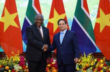 Prime Minister Pham Minh Chinh (right) meets with South African President Matamela Cyril Ramaphosa on October 23, 2025 in Hanoi. (Photo: VNA)