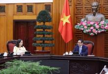 Prime Minister Pham Minh Chinh (R) meets with WB Regional Vice President for East Asia and Pacific Manuela V. Ferro in Hanoi on March 21. (Photo: VNA)